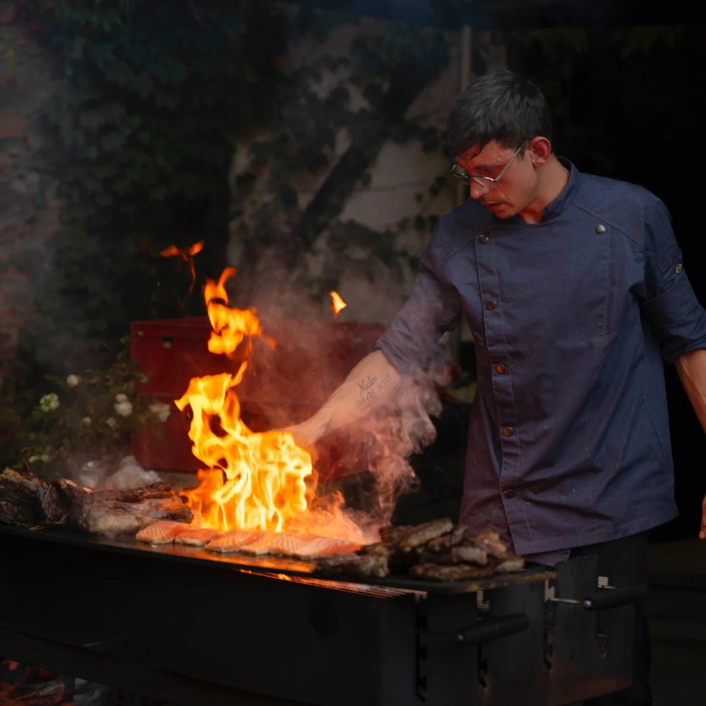 Anatoliy Prozorov beim Grillen über offener Flamme