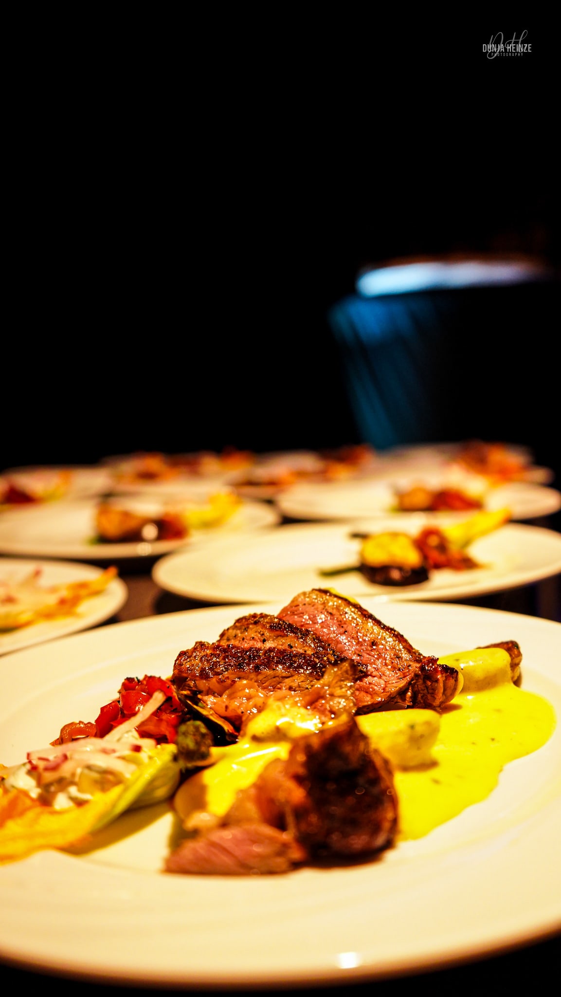 Rosa gebratenes Steak mit Beilagen und Sauce bei einem Event von Anatoliy's First Class