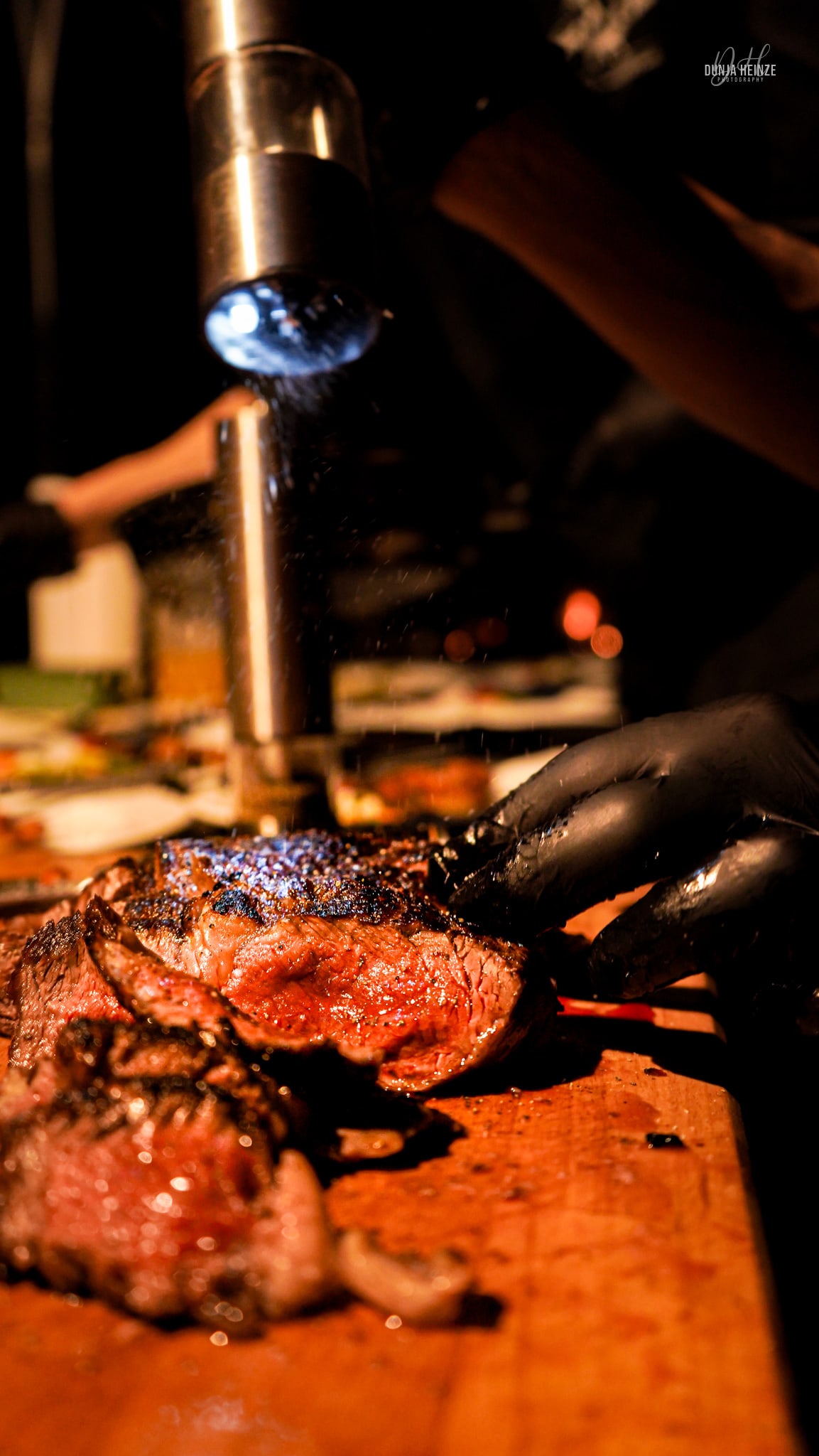 Frisch gegrilltes Steak wird beim Live-Cooking von Hand tranchiert