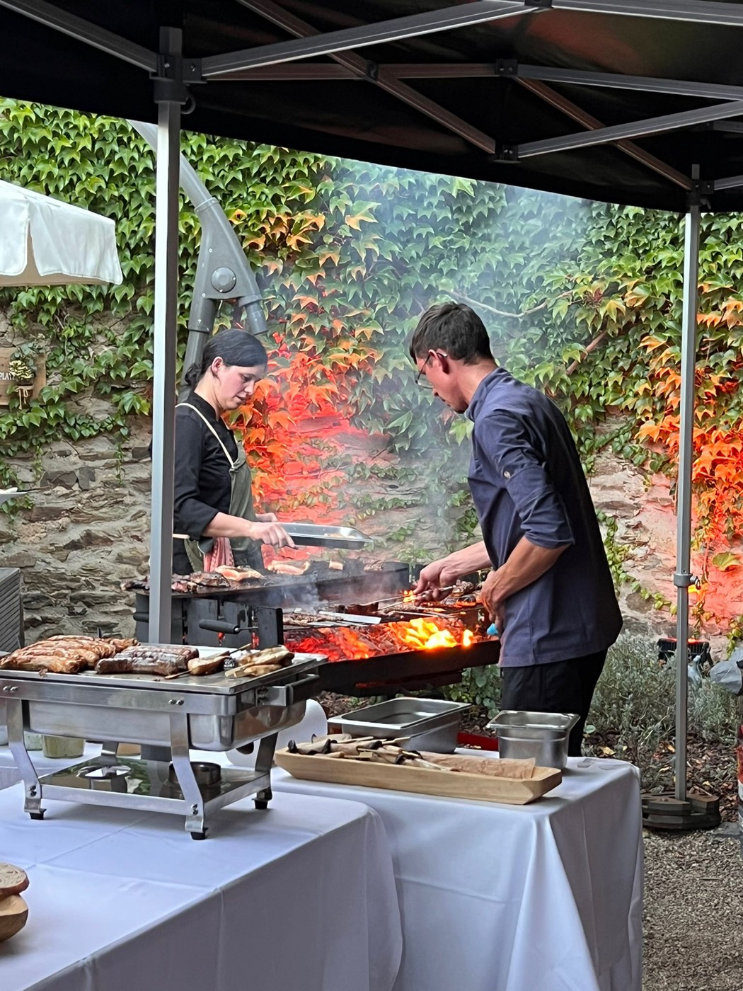 Anatoliy Prozorov mit Feuer am Grill
